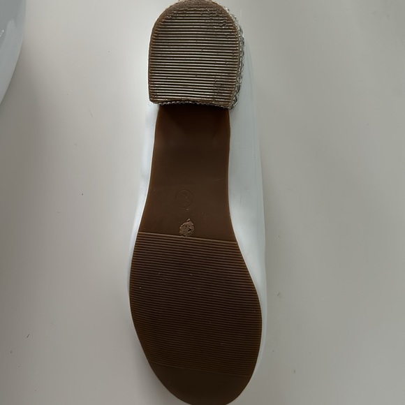 Little Girls White Patent Leather Shoe - Picture 3 of 4